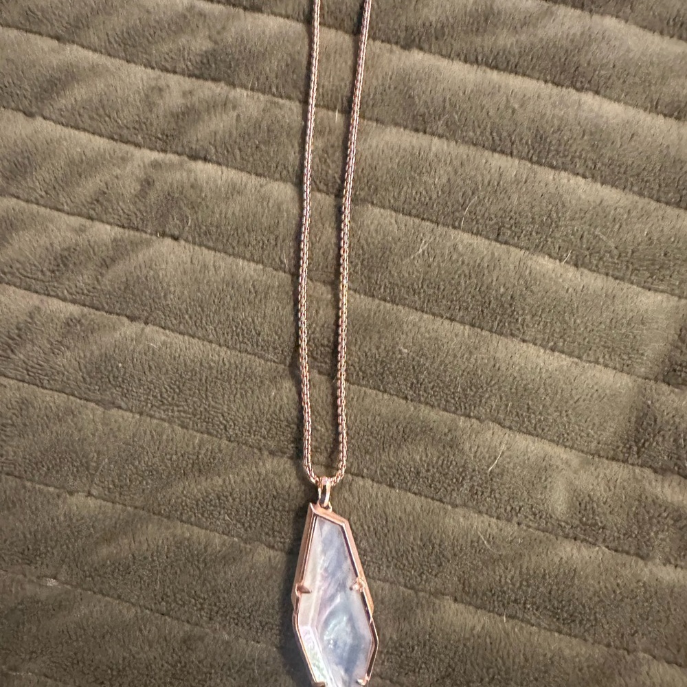 Elegant Gold Pendant Necklace
